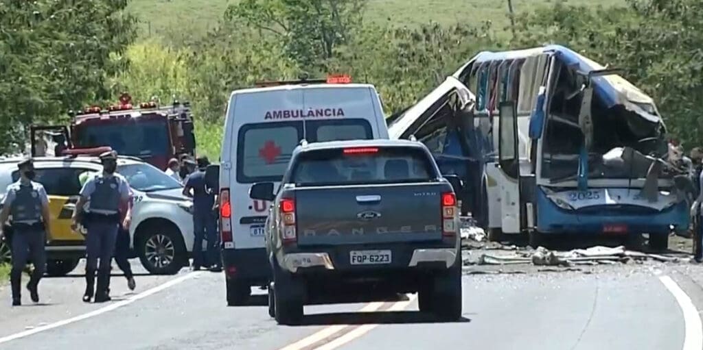SP monta força-tarefa para liberar corpos de vítimas de acidente