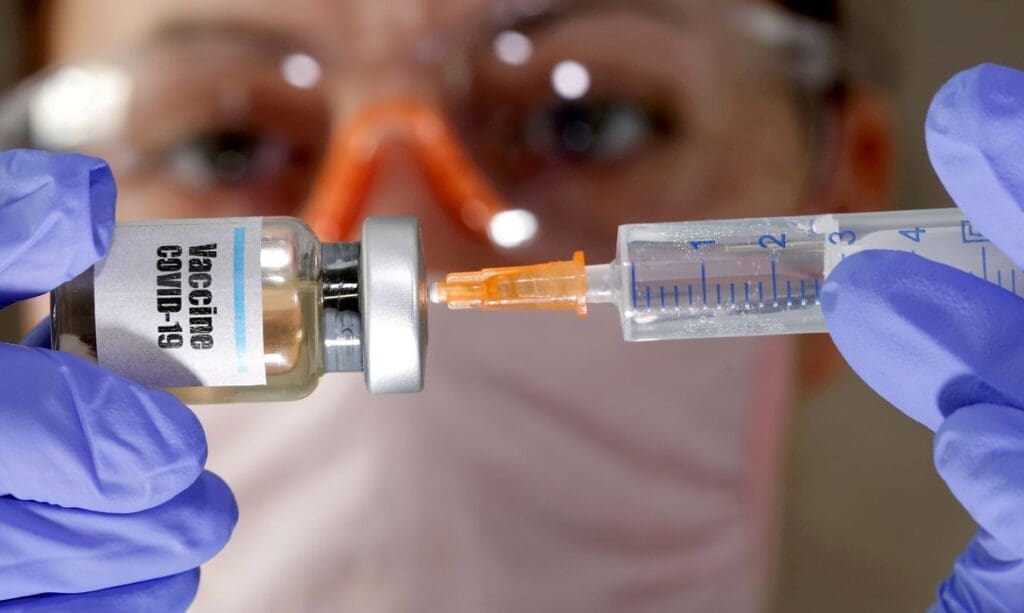 Reino Unido começa a vacinar população na próxima semana
